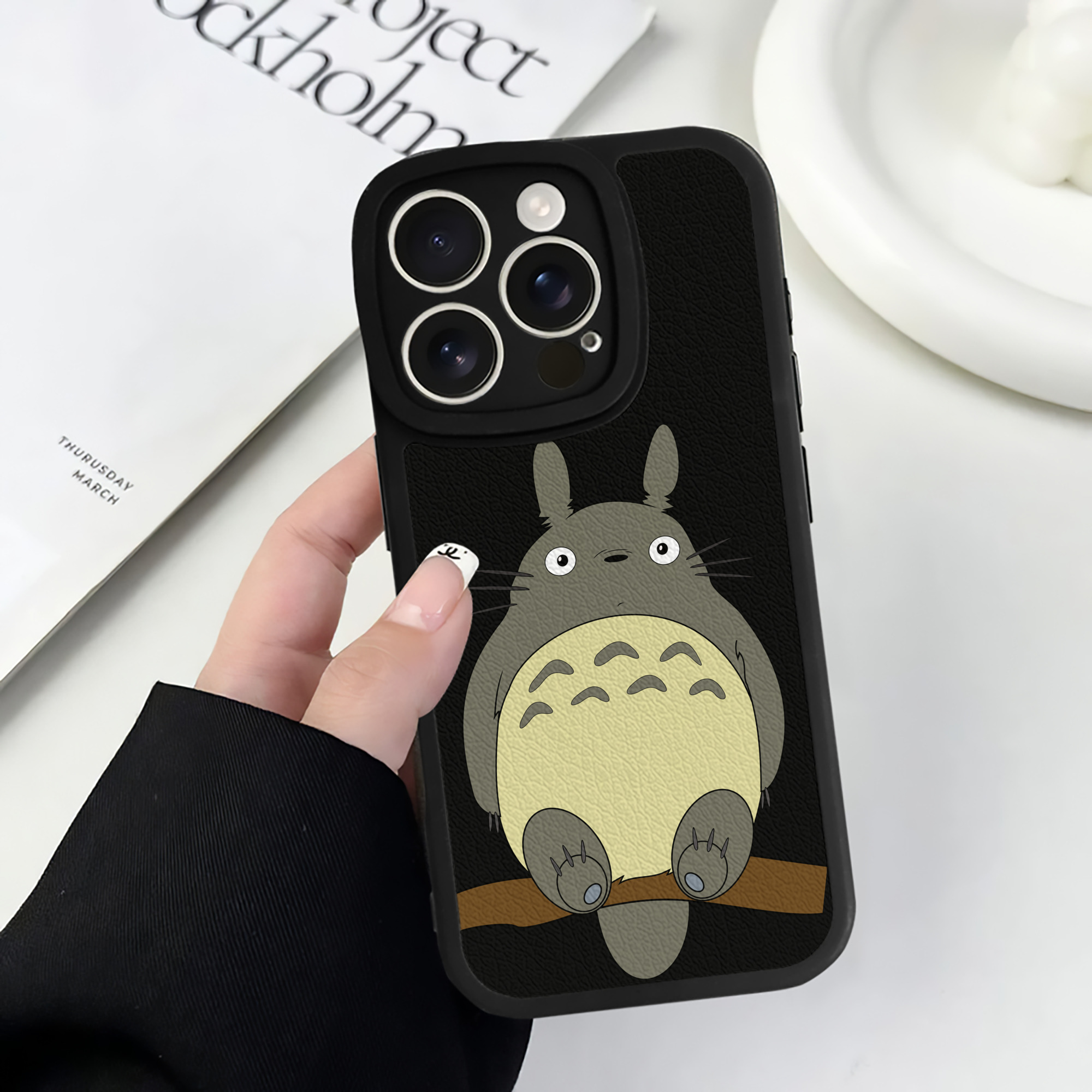 （画像用） となりのトトロ 草壁メイ 草壁サツキ My Neighbor Totoro Satsuki Kusakabe Mei Kusakabe 【iPhone 16シリーズ対応】シリコンスマホケース（レザー調） 材質：シリコン